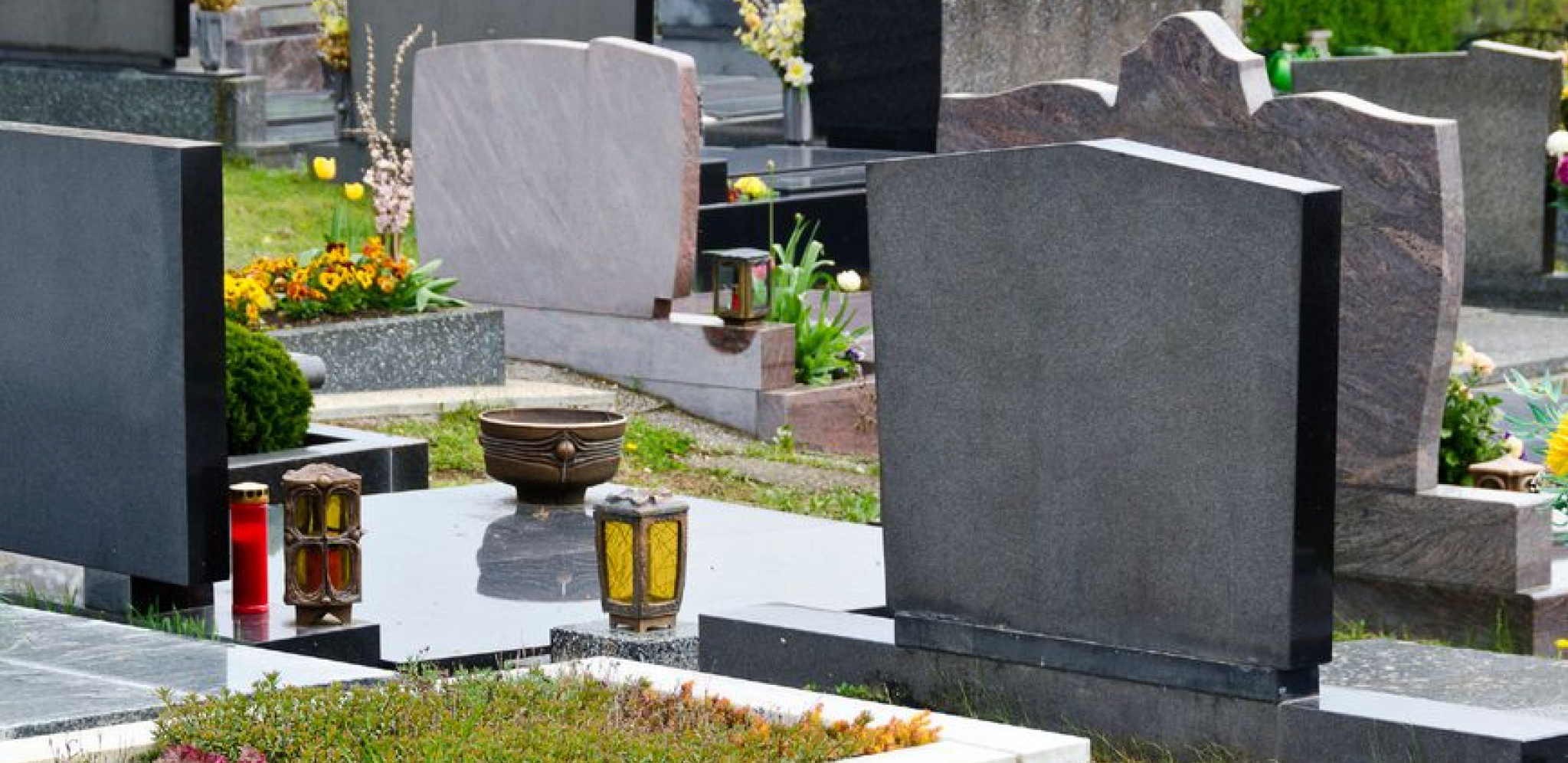OVO SIGURNO NISTE ZNALI Pre nego što odete na groblje, stavite sveće u zamrzivač