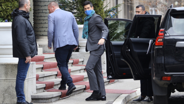 KAKAV STAJLING! Novak u Predsedništvo stigao u potpuno neprepoznatljivom izdanju! (FOTO)
