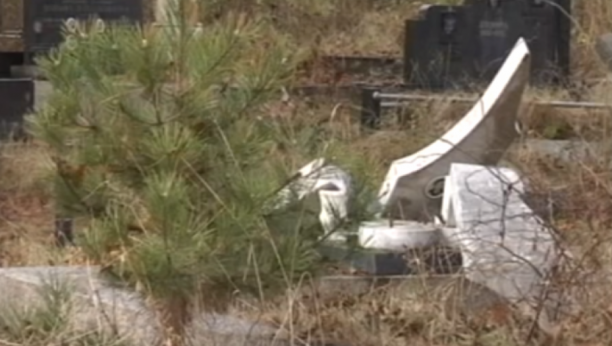 LOKALNI EKSTREMISTI GA OSKRNAVILI Očišćeno srpsko groblje u Đakovici