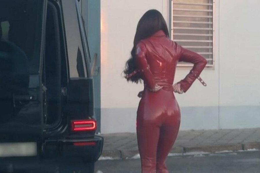 STARLETA U VATRENOM IZDANJU Ana Korać mamila poglede u crvenom lateksu, bivša zadrugarka raspametila prolaznike