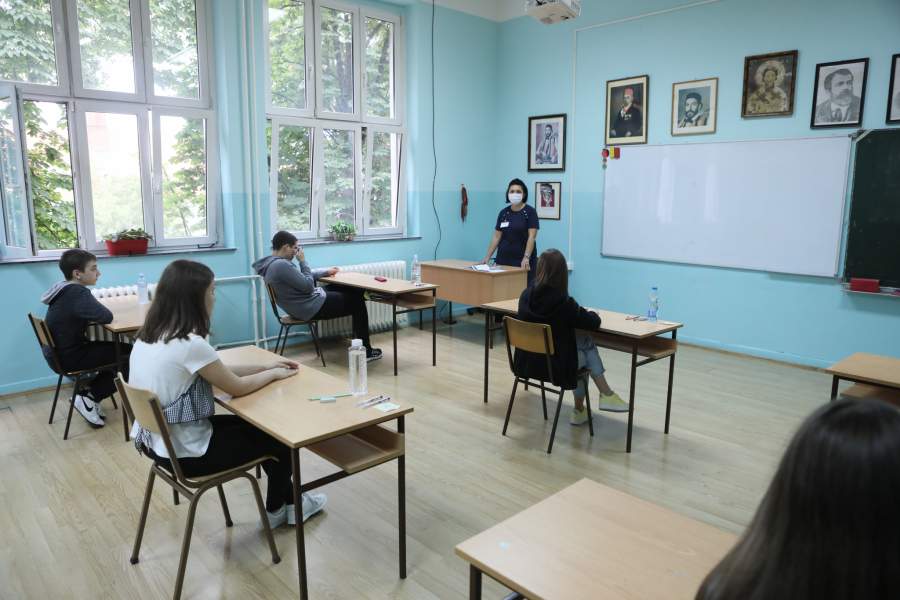 ŠTA SVE MAME I TATE MORAJU DA PLATE ĐAKU Od svesaka i knjiga, preko izleta do privatnih časova: Kad se podvuče crta dobije se suma od koje boli glava