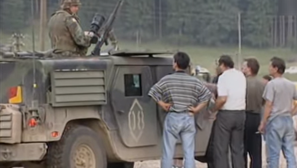 AMERIKA - FUJ! Pogledajte kako su se goloruki Srbi isprsili ispred okupatora! (VIDEO)