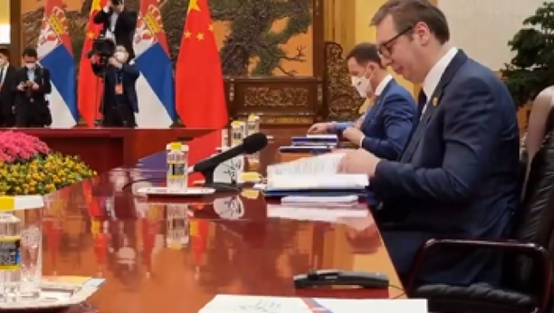 SNIMAK SUSRETA: Vučić i Si u prijateljskom razgovoru (VIDEO)