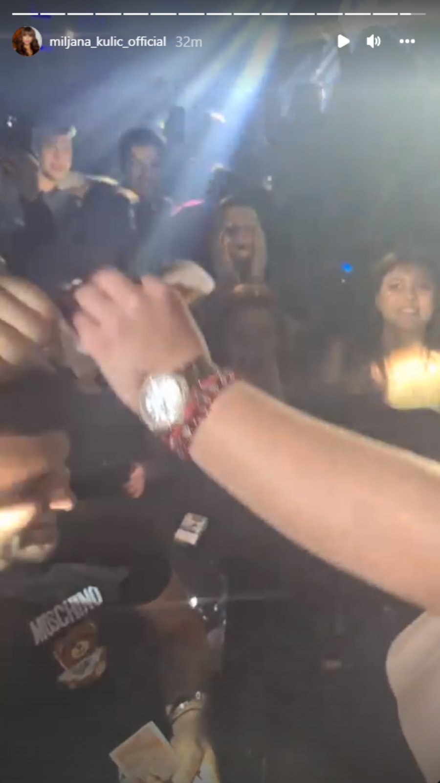 PRVA TEZGA MILJANE KULIĆ Bivša zadrugarka postala pevačica, zapalila atmosferu, pa uzela bakšiš uz Stojinu pesmu!