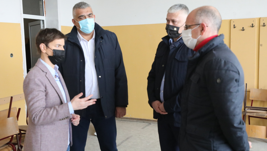 PREMIJERKA BRNABIĆ OBIŠLA GIMNAZIJU U MLADENOVCU Država ulaže u prosvetu, u obnovu škola dato 38 milijardi dinara (FOTO)