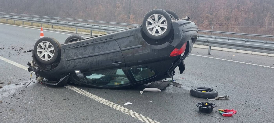JEZIVA SCENA NA MESTU NESREĆE NA AUTOPUTU MILOŠ VELIKI Teško povređena žena u prevrtanju auta, HITNO prebačena u bolnicu (FOTO)