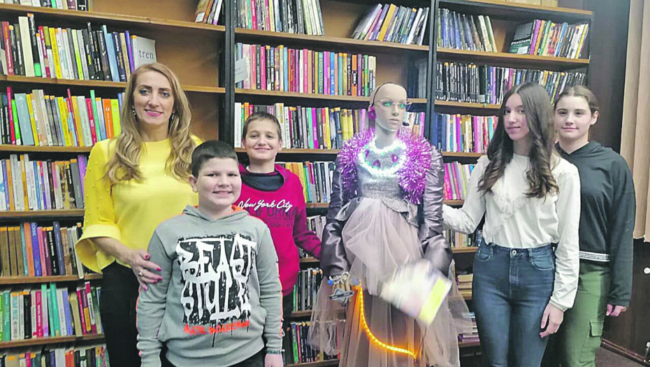 ŠIRI SE PRVA PORODICA ROBOTA U SRBIJI Nastavnica iz Ivanjice zajedno sa đacima radi na razvoju veštačke inteligencije