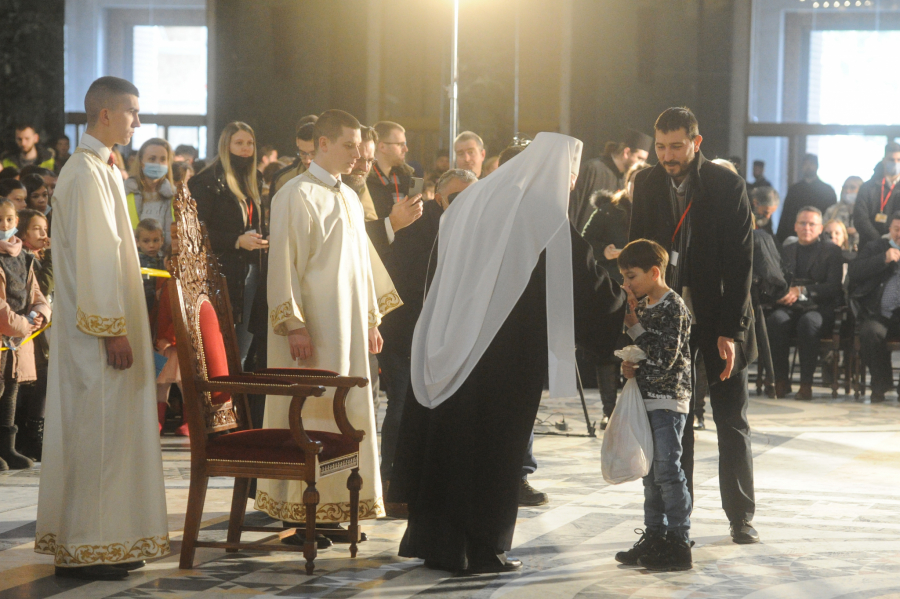 U HRAMU SVETOG SAVE ODRŽANA SVEČANA DODELA PAKETIĆA Vesić: U Beogradu niko ništa neće rušiti i samo će se graditi