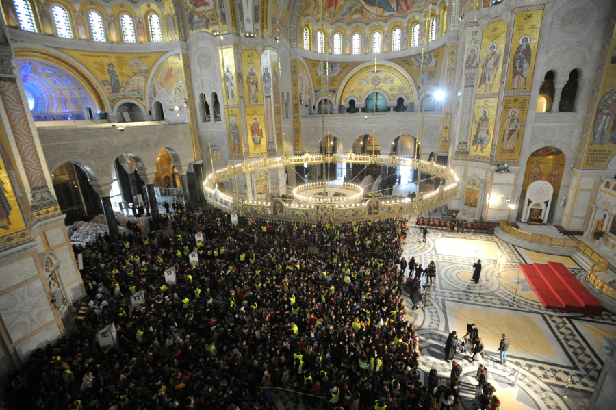 U HRAMU SVETOG SAVE ODRŽANA SVEČANA DODELA PAKETIĆA Vesić: U Beogradu niko ništa neće rušiti i samo će se graditi