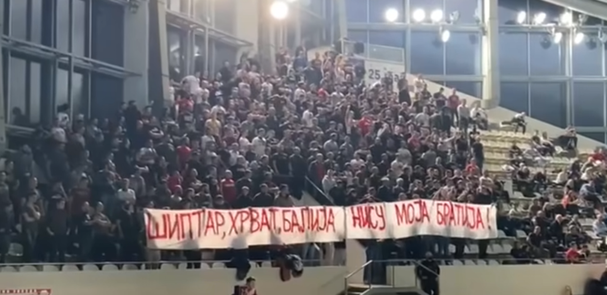 "DELIJE" TERAJU TRENERA! Navijači Zvezde protestovali tokom meča, traže da odmah napusti ekipu! (VIDEO)