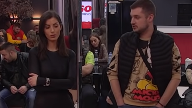 SVE VREME JE DRŽI U KAVEZU! Gruja ucenjuje Mimu i preti joj da će otkriti njenu istinu pred svima!