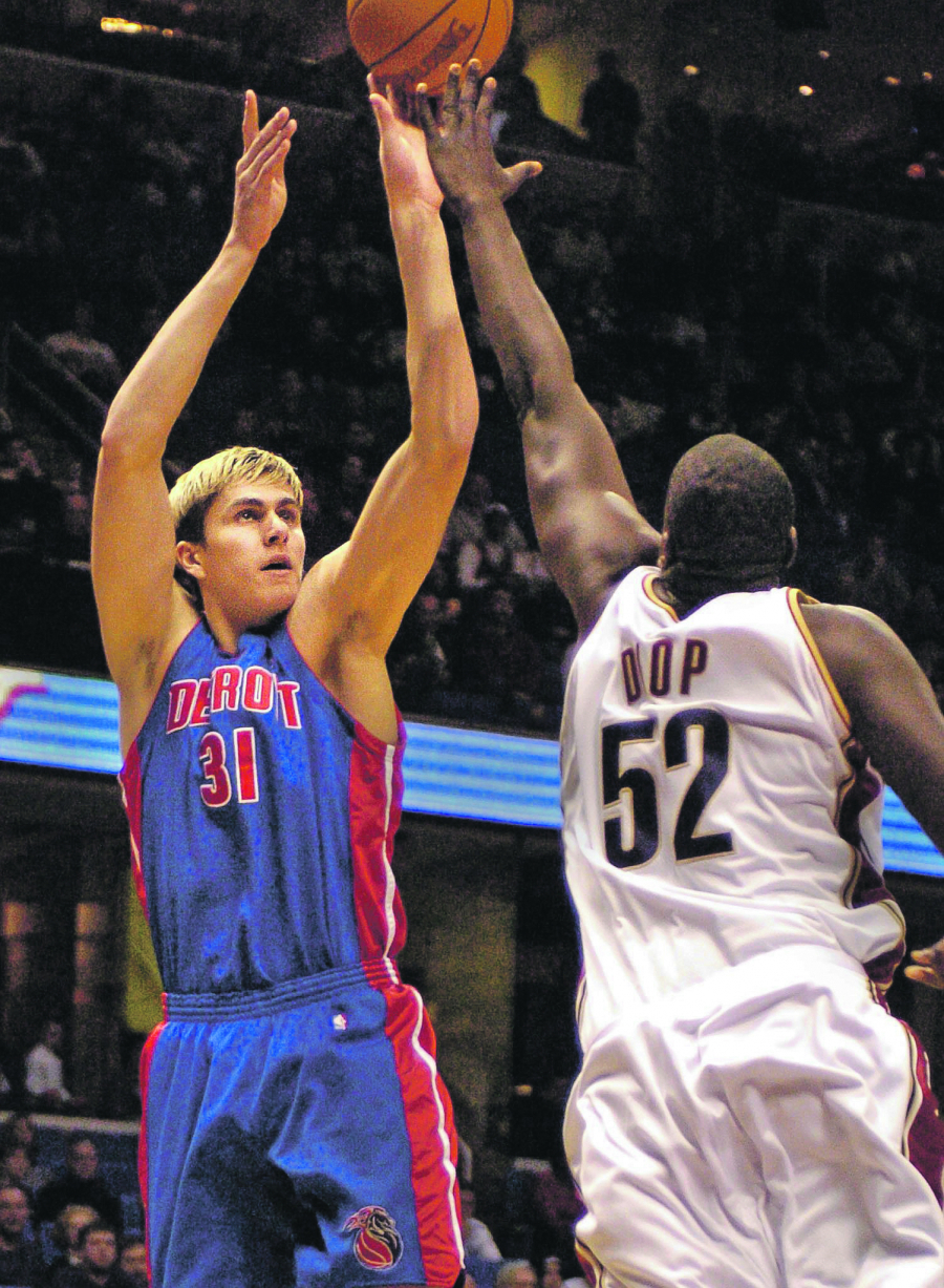 ALO! PAPARAZZO Ekskluzivne fotke iz Novog Sada: NBA ŠAMPION ČEKAO PEČENJE i ćaskao s konobarima!