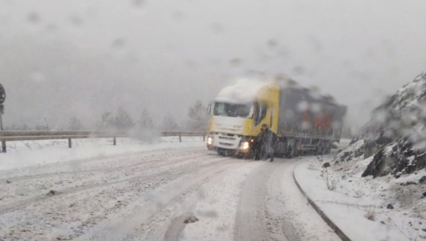 NARANDŽASTI METEOALARM NA SNAZI U CELOJ SRBIJI Sneg i oluje napravili haos širom zemlje, otkazano više vozova