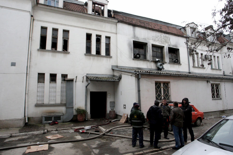 ELEKTRIČAR IZGOREO DOK JE SPAVAO! Vatra progutala zgradu u okviru kompleksa Infektivne klinike u Beogradu