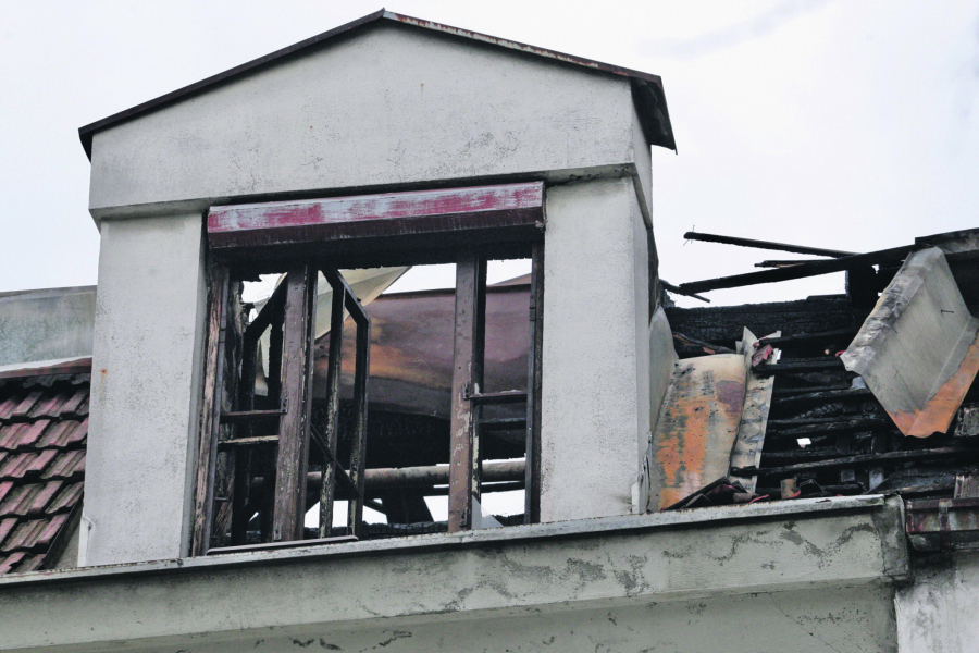 ELEKTRIČAR IZGOREO DOK JE SPAVAO! Vatra progutala zgradu u okviru kompleksa Infektivne klinike u Beogradu