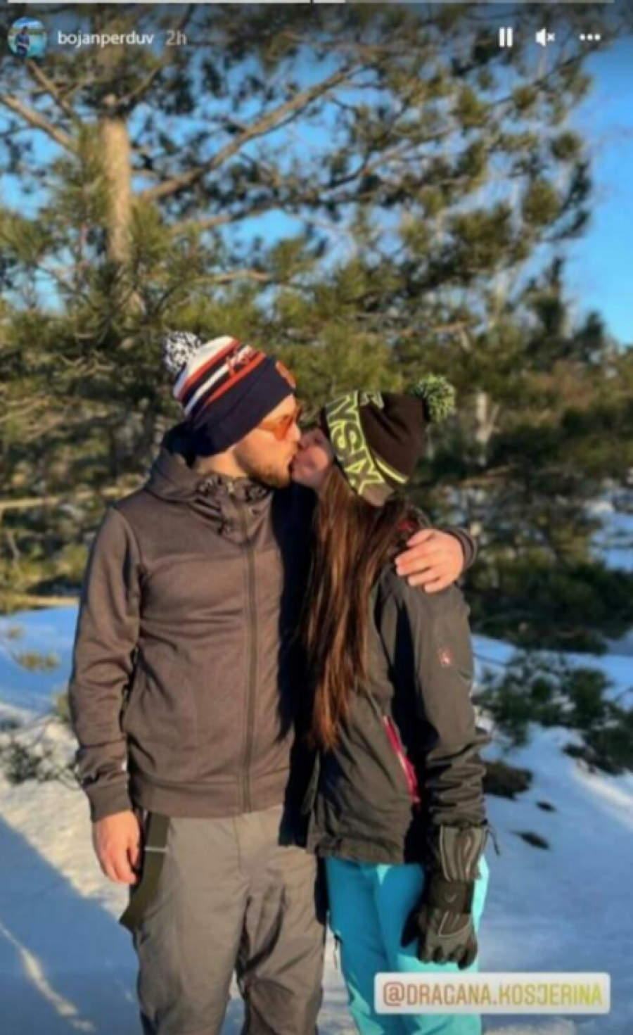 LJUBE SE NA SNEGU! Dragana Kosjerina uhvaćena u strasnom zagrljaju zgodnog muškarca! (FOTO)