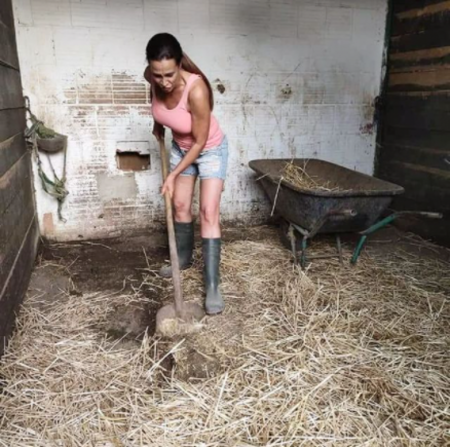 GLAMUR JE ZAMENILA ČIŠĆENJEM ŠTALE Pevačica se nakon razvoda odala porocima, nestala, a onda donela nesvakidašnju odluku