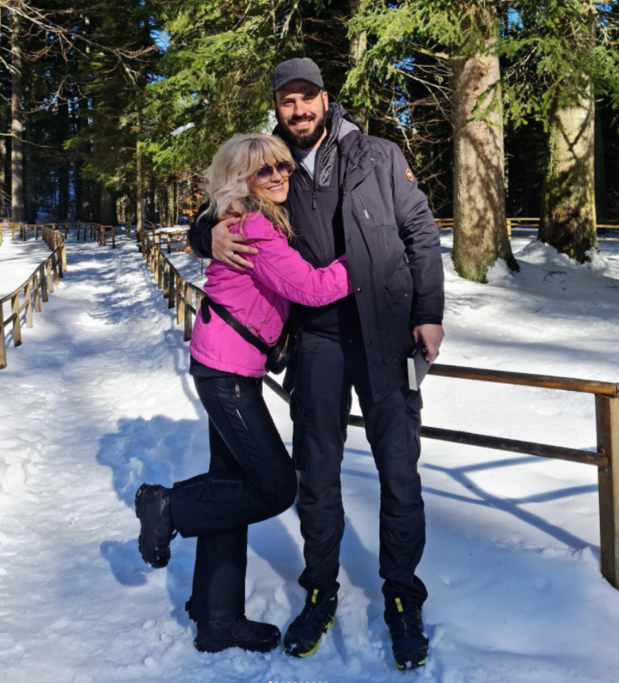 SLAVICI ROKVIĆ OVAJ MUŠKARAC JE VRATIO OSMEH NA LICE! Nakon smrti Marinka bezbrižno se oseća u njegovom zagrljaju! (FOTO)