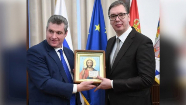 VUČIĆ DOBIO SPECIJALNU POŠILJKU IZ RUSIJE Patrijarh Kiril poslao poklon predsedniku Srbije, svi gledaju u svetinju koja mu je predata na čuvanje