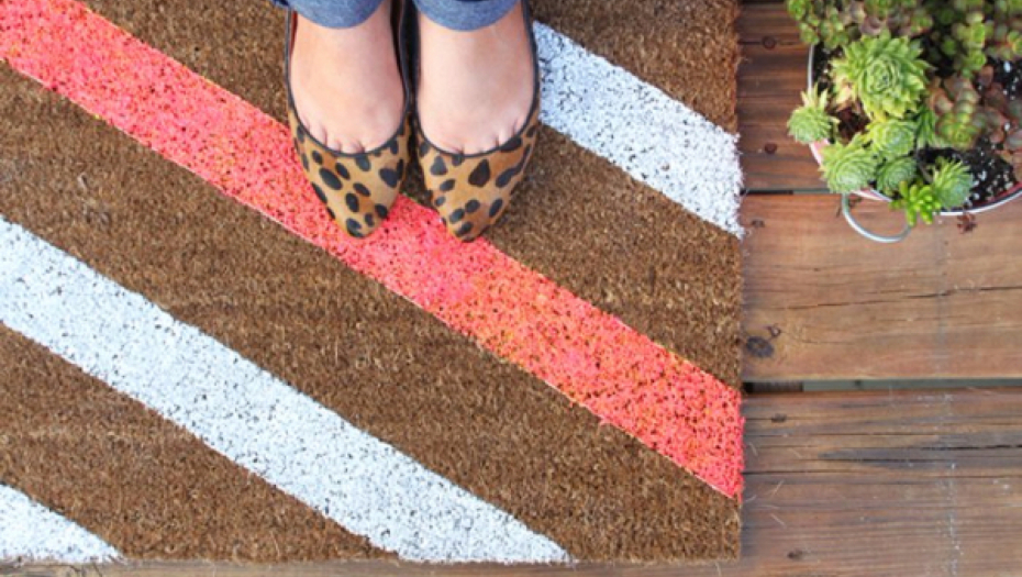 POSTANITE MILIONERI! Stavite ovu stvar ispod otirača na kućnom pragu i gledajte kako pare bukvalno padaju sa neba