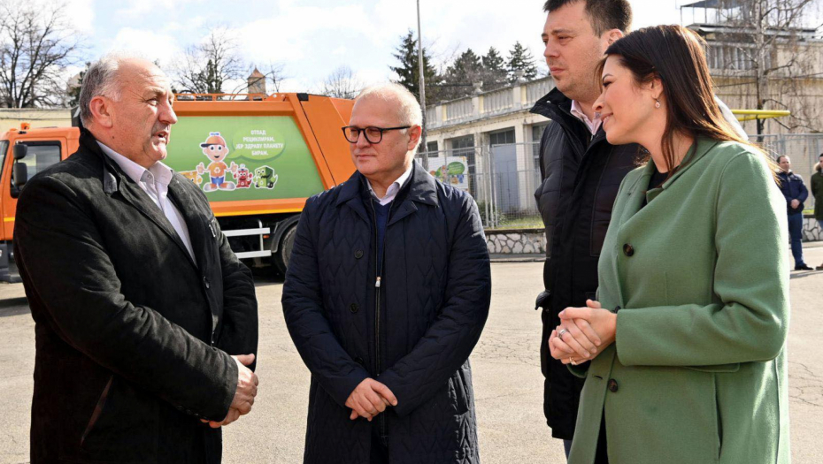 KORISNA DONACIJA Grad Beograd poklonio opštini  Sjenica kamion za odnošenje smeća