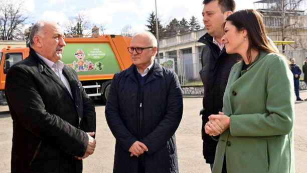 KORISNA DONACIJA Grad Beograd poklonio opštini  Sjenica kamion za odnošenje smeća