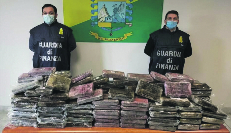 SRBIN PRONAĐEN PREKLAN NA BRODU PUNOM KOKAINA: Otkriven leš tokom zaplene droge