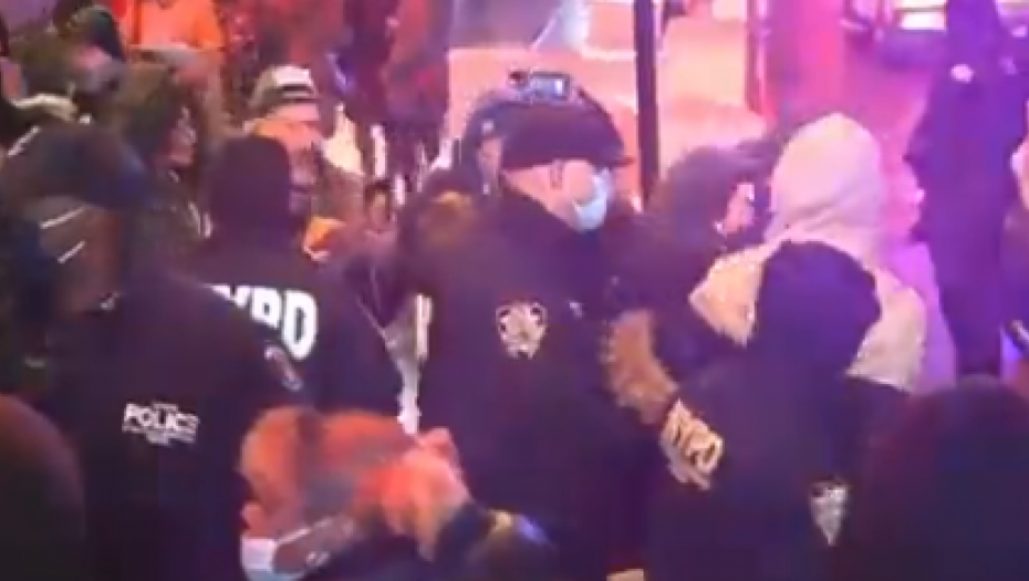 KAZNA I LISICE NA RUKE Policija uletela u bioskop i privela sve NEVAKCINISANE osobe!