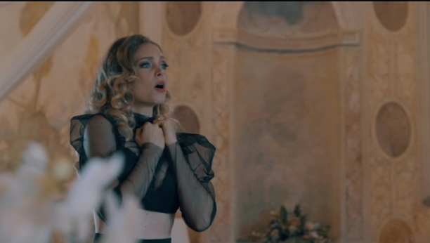 TRUDNA HANA HULJIĆ OBJAVILA NOVU PESMU I SPOT! Zablistala u prozirnoj haljini, a numera definitivno obećava! (VIDEO)