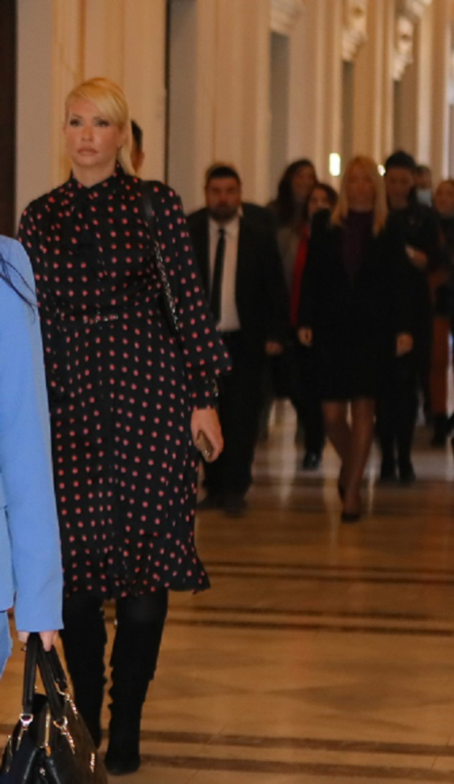 SANDRA BOŽIĆ, IVANA NIKOLIĆ I NINA PAVIĆEVIĆ OČARALE PRISUTNE U PARLAMENTU Poslanice kao vesnice proleća