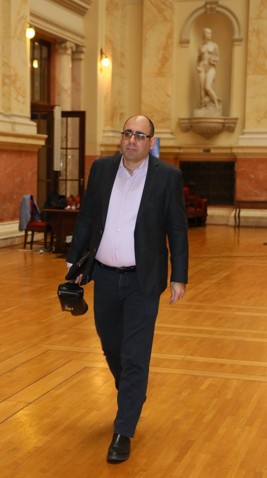 SANDRA BOŽIĆ, IVANA NIKOLIĆ I NINA PAVIĆEVIĆ OČARALE PRISUTNE U PARLAMENTU Poslanice kao vesnice proleća