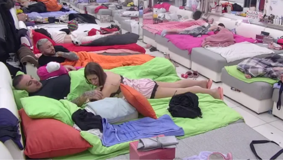 DALILA I CAR U KREVETU PRED SVIMA! Izgubili glave od strasti i na sred spavaće sobe uradili ovo!