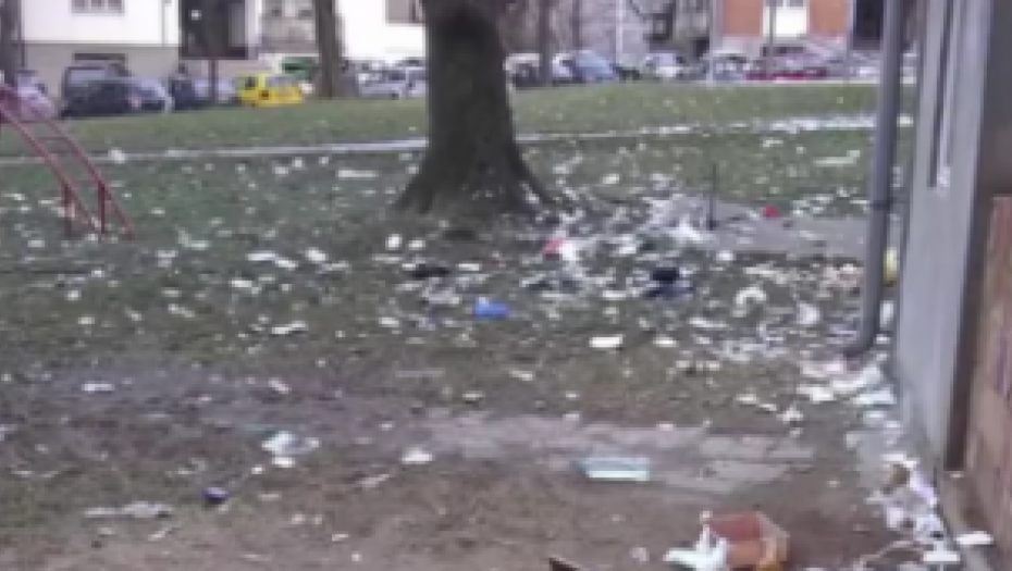 STANARI KADA UJUTRU KRENU PO HLEB ZATEKNU RUGLO Komšinica baca čarape, pelene, piksle sa prozora?! (FOTO)