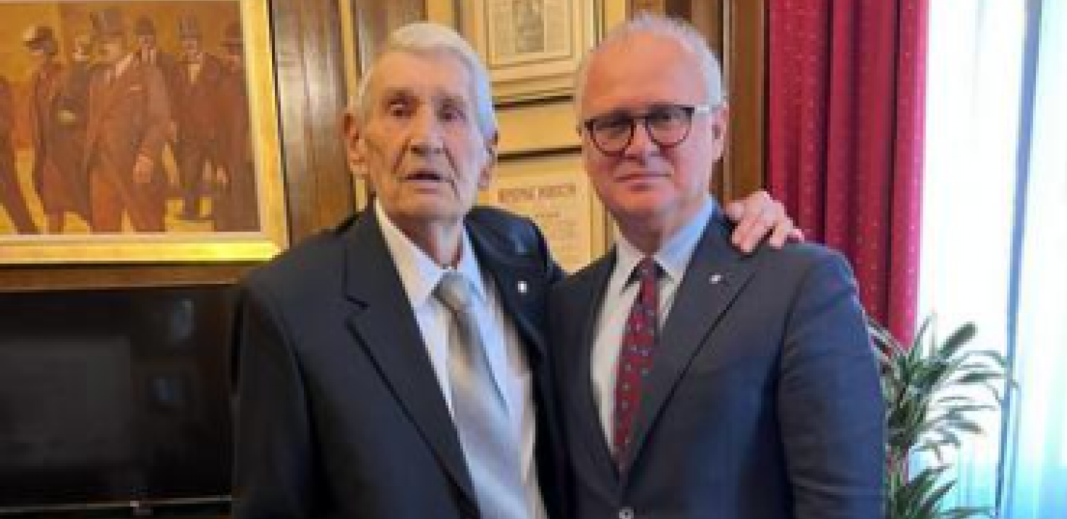 RADNIČKI ĆE ZASIJATI PUNIM SJAJEM! Goran Vesić ugostio Đorđa Todorovića, najstarijeg boksera slavnog kluba