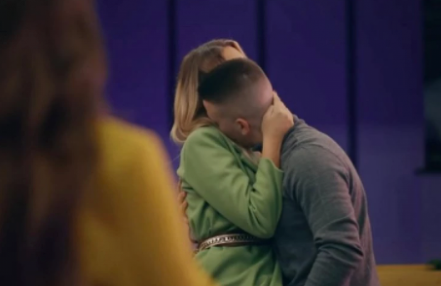 OVAJ POZNATI PEVAČ JE PROBAO ALEKS PRE DEJANA! Mladi umetnik uživao u strasnom zagrljaju atraktivne zadrugarke!