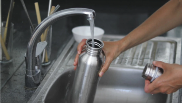 UKLONITE BUĐ I NEPRIJATNE MIRISE Brzim trikom očistite termos bez četke za faše