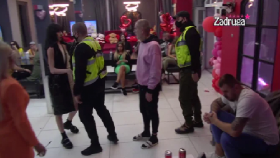 PUKLO PRIJATELJSTVO, OBEZBEĐENJE IH RAZDVAJALO! Stefan Karić ušao u žestok sukob sa Tarom Simov, orila se Bela kuća!