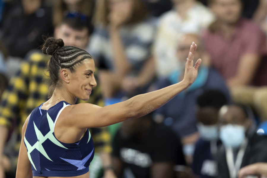 DANAS CRVENO, SUTRA ZELENO Zgodna Ruskinja skuplja vitamine NA NEOBIČNOM MESTU za atletičarku