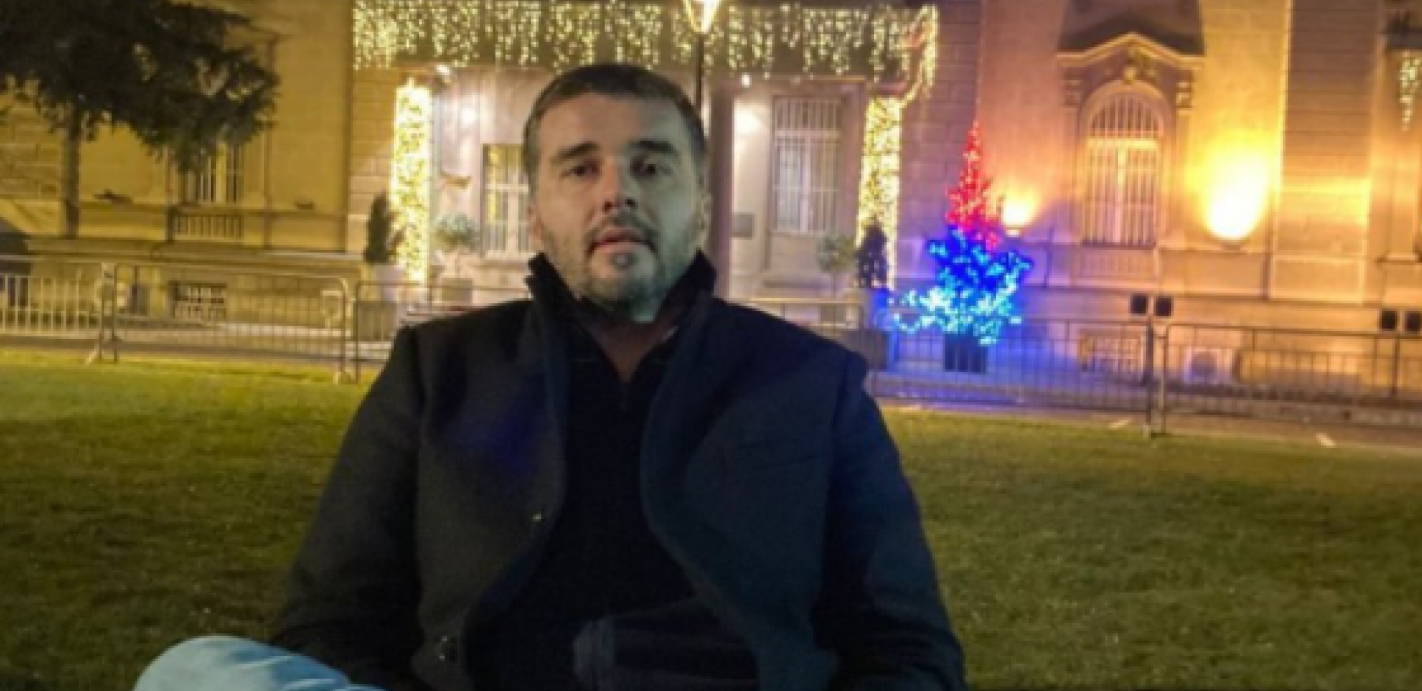 SAVO MANOJLOVIĆ PROTESTUJE NA DALJINU Sinoć okupio 20 ljudi u centru grada, ostao još neko vreme pa otišao kući da odmori