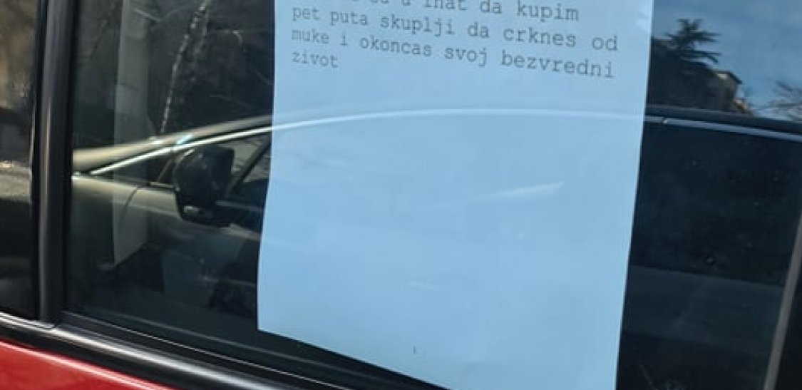J***M LI TI MAMU ŠTO GREBEŠ TUĐA KOLA Beograđanin na autu od muke ostavio ŠOK poruku o kojoj sada bruji cela Srbija! (GALERIJA)