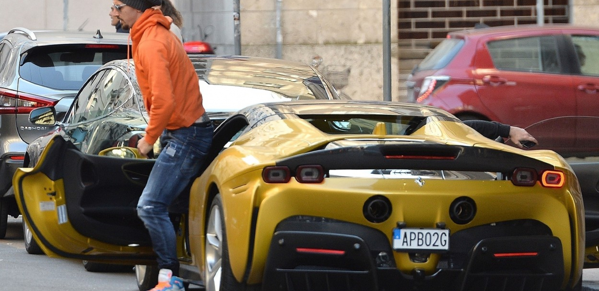 ZLATAN VOZI SAMO ZLATNO! Ibrahimović provozao Ferari od 500.000 dolara po Milanu, svi se okretali za njim! (FOTO)