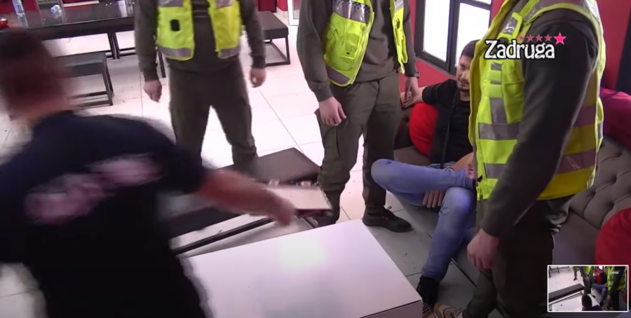 MOMENTALNO ULETELO OBEZBEĐENJE! Krle nasrnuo na Mihića, pa ga udario najniže, nastao opšti rusvaj, a sve to zbog ovoga!