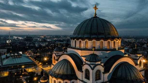 SKANDAL KOD HRAMA SVETOG SAVE Žena ponašanjem šokirala Beograđane, zar da ovo radi kod svetinje (FOTO)