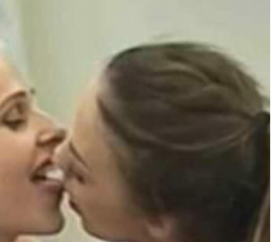 KRANJEC IMALA LEZBO AKCIJU U BARU! Ksenija se ljubila sa ženom, pa je ugrizla za zadnjicu (FOTO)