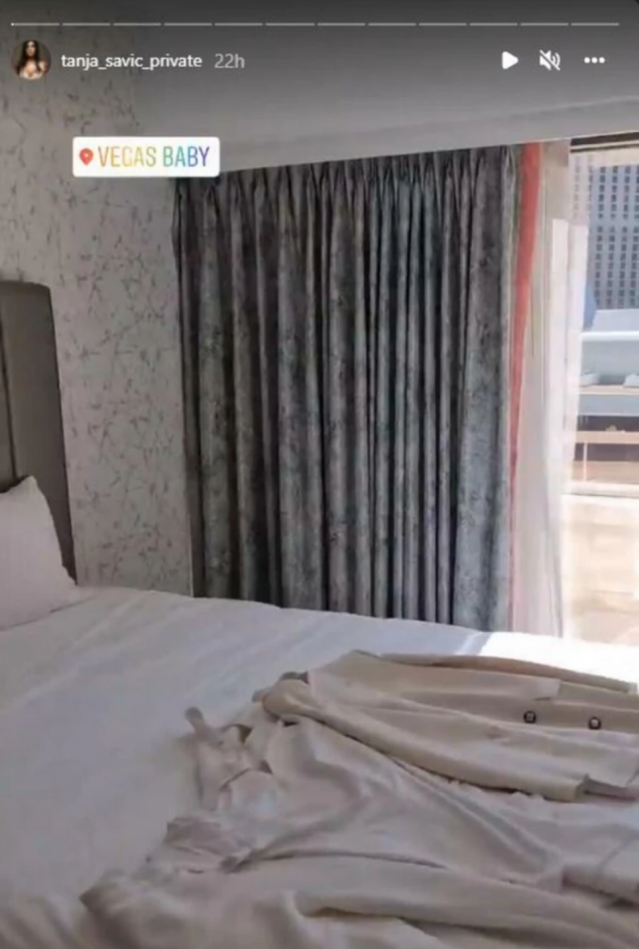 TANJA SAVIĆ OBRADOVALA FANOVE NOVIM FOTKAMA SA TURNEJE! Sa kim poznata pevačica ispija koktele i uživa uz hitove poznatog repera?!