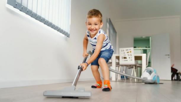 DECA TREBA DA HODAJU BOSA Bapske priče zaboravite i poslušajte savet pedijatra!