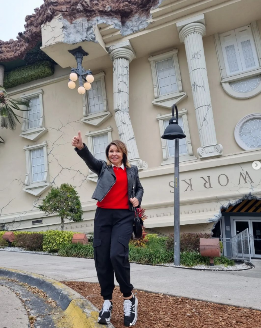 POZNATOJ PEVAČICI PRIŠLA POLICIJA U SRED RESTORANA! Nedi Ukraden tražili samo jednu stvar koja je morala odmah da uradi