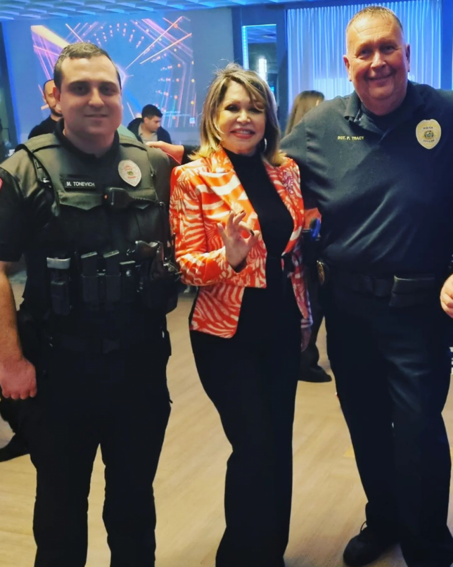 POZNATOJ PEVAČICI PRIŠLA POLICIJA U SRED RESTORANA! Nedi Ukraden tražili samo jednu stvar koja je morala odmah da uradi