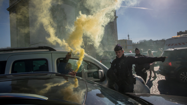 JEZIVO Francuska policija demonstrira silu nad građanima: Lome kola vozačima (VIDEO)