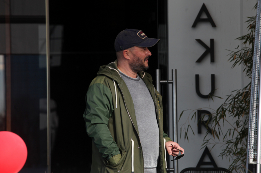 LICE KRIJE, A STOMAKOM SE DIČI! Alo! Paparazzo uslikao je Ivanovića tokom porodičnog ručka (FOTO)